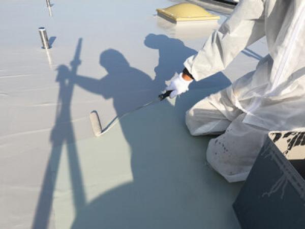 【防水工事】トップコート<br />
ウレタン塗膜防水材は、紫外線に弱いので、仕上げに保護材（トップコート）を塗装しました。