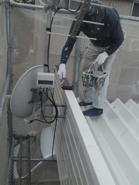 【折板屋根笠木】中塗り塗装<br />
<br />
笠木部分も、屋根用遮熱塗料を施工します。色を変えます。