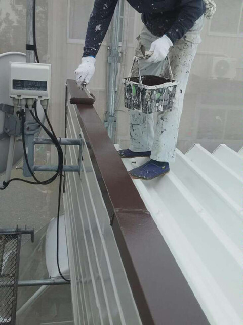 【折板屋根笠木】上塗り塗装<br />
<br />
より強靭な塗膜を形成して、耐候性や仕上がりを良くするため、もう一度、塗装を施します。