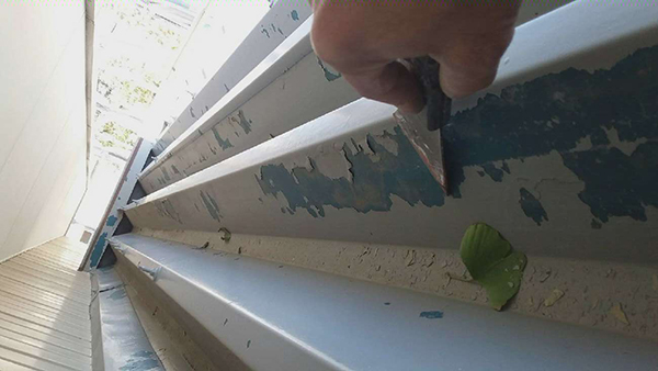 【折板屋根】素地調整　１<br />
<br />
皮すきにより素地調整を行いました。高圧洗浄では落ちきれない、旧塗膜のめくれ等の凹凸をそぎ落としています。