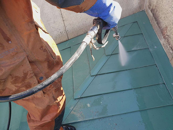 【高圧洗浄】鉄板屋根<br />
<br />
長年積もった汚れ、藻やコケ、チョーキングも完全に除去する事が目的です。<br />
汚れの積もった下地には、塗料は密着せず、剥離などの不具合発生の原因になりますので、とても重要な工程です。