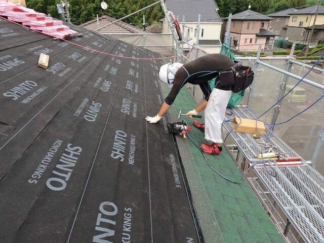 屋根材施工中<br />
アスファルトシングル屋根材（オークリッジ）をを軒先から新設しています。<br />
<br />
こちらの「オークリッジ」はアスファルト+グラスファイバー+天然石で構成された薄くて軽く丈夫な屋根材です。<br />
<br />
施工性・対候性・耐風性・防水性も備えた高性能で有ることに加え、濃淡の色調と２階層構造がもたらす陰影によって立体感のある洗練された屋根に仕上げます。