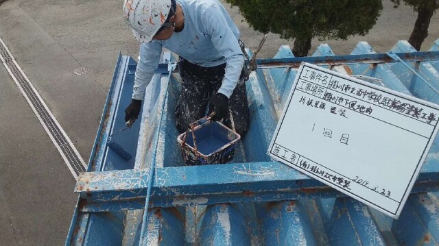 【駐輪場　屋根】塗装　１回目