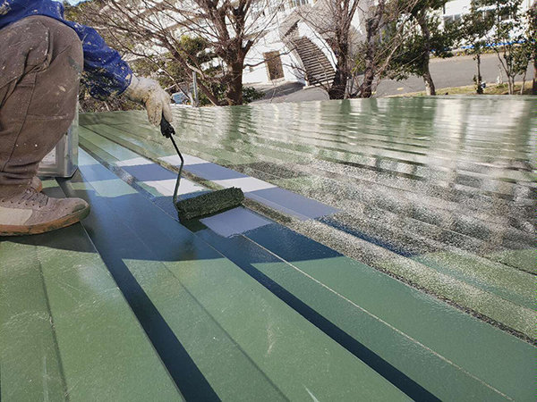 【鉄板屋根】中塗り塗装<br />
<br />
お客様にご指定いただいた、塗料を刷毛とローラーを使い丁寧に塗っていきます。基本的には塗膜を保持するために、手塗り塗装を行います。