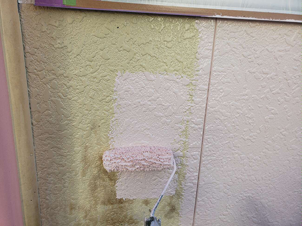 【外壁サイディング】中塗り塗装<br />
<br />
外壁へも、ラジカル制御塗装を施しました。