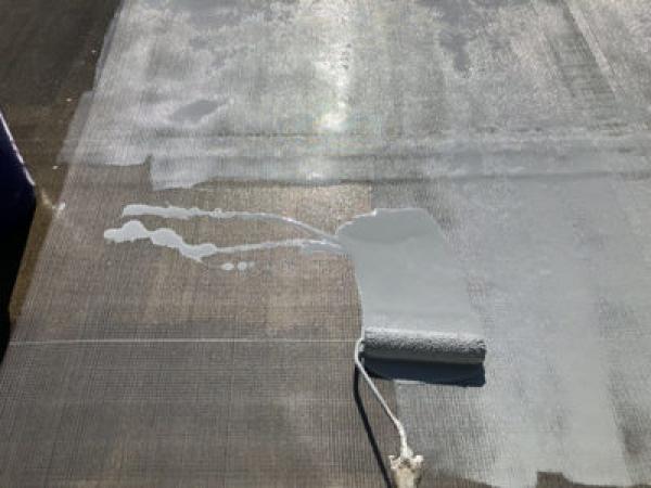 【屋上ウレタン塗膜防水工事】下塗り塗装<br />
床面：メッシュ（ガラス繊維の補強クロス）を入れ、ウレタン塗装を施します。これにより地震や揺れによる塗膜の裂けに強くなります。