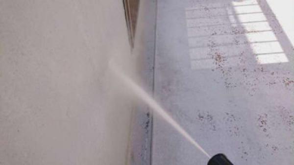 【ベランダ】高圧洗浄<br />
長年積もった汚れ、藻やコケ、チョーキングも完全に除去する事が目的です。<br />
汚れの積もった下地には、塗料は密着せず、剥離などの不具合発生の原因になりますので、とても重要な工程です。