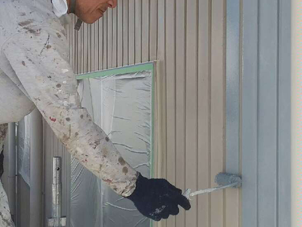 【波板トタン壁】下塗り塗装<br />
<br />
鉄部や板金部には、サビ止め塗装を下塗りとして施します。