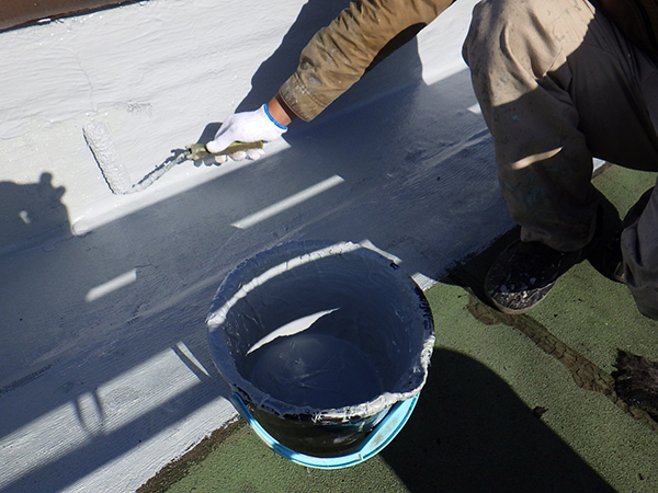 【防水工事】ウレタン塗膜防水　下塗り塗装<br />
<br />
床面：同じくメッシュのクロスを入れ、ウレタン塗装を施します。これにより地震や揺れによる塗膜の裂けに強くなります。