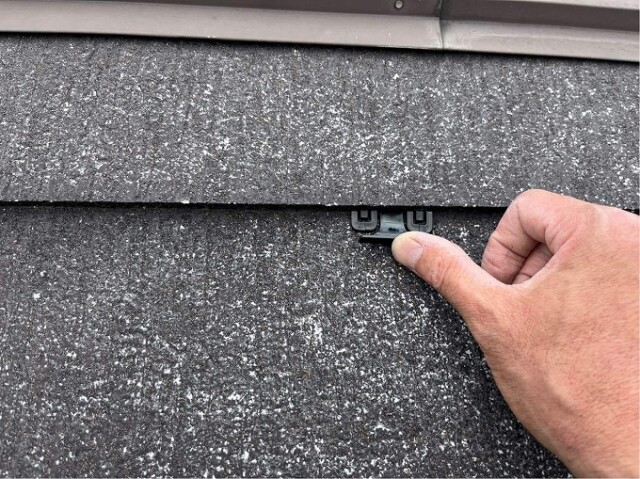 屋根タスペーサー挿入<br />
カラーベスト屋根の瓦と瓦の間に、適度な隙間を作るため作業です。<br />
この隙間がないと、毛細管現象により水分が上へのぼり、板と板の間へとどまって内部結露がおこり、屋根材を腐食させてしまいます。<br />
<br />
塗装した時に塗料がこの、大切な隙間を埋めてしまうのを防ぎます。<br />
