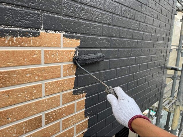 外壁サイディング　ベース１回目<br />
こちらはＷＢ多彩模様塗装です。光による劣化を防ぐ仕様の中塗り材です。<br />
外壁塗装などに含まれる化学物質は、光を当て続けると色が変わったり、脆くなって割れたり変形したりします。こちらは、特殊アクリルシリコン樹脂及び光安定剤を使用し、優れた耐候性を発揮、割れや変形を防ぎます。<br />
また、優れた着色力を持ち、熱を防ぎ、化学的に極めて高い安定性を持ちます。<br />
