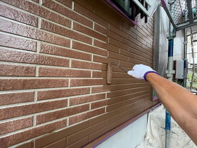 外壁　中塗り（ベース）<br />
こちらはＷＢ多彩模様塗装です。光による劣化を防ぐ仕様の中塗り材です。<br />
外壁塗装などに含まれる化学物質は、光を当て続けると色が変わったり、脆くなって割れたり変形したりします。こちらは、特殊アクリルシリコン樹脂及び光安定剤を使用し、優れた耐候性を発揮、割れや変形を防ぎます。また、優れた着色力を持ち、熱を防ぎ、化学的に極めて高い安定性を持ちます。<br />
より強靭な塗膜を形成して、耐候性や仕上がりを良くするため、この後もう一度、塗装を施します。