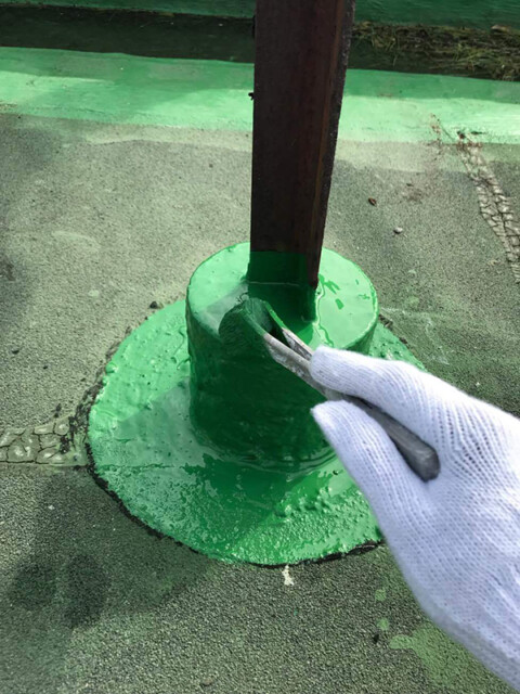 【防水工事】トップコート<br />
<br />
紫外線や雨風により塗膜が劣化するのを防止する為、保護塗料を塗ります。