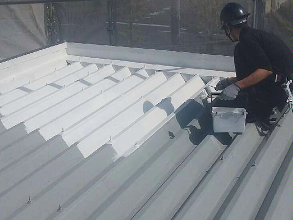 折板屋根】下塗り塗装<br />
<br />
鉄部や板金部には、サビ止め塗装を下塗りとして施します。
