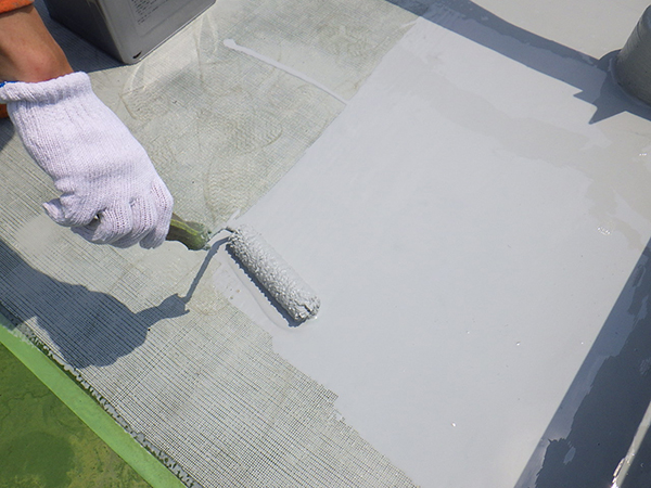 【防水工事】ウレタン塗膜防水　上塗り塗装<br />
<br />
床面も、より強靭な塗膜を形成して、耐候性や仕上がりを良くするため、もう一度、塗装を施します。