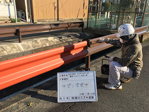 中塗り塗装　作業中