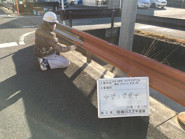 中塗り塗装　作業中
