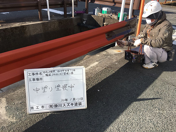 中塗り塗装　作業中