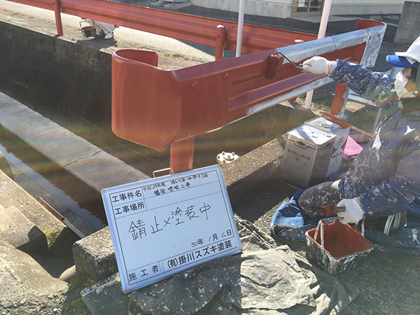 サビ止め塗装　作業中