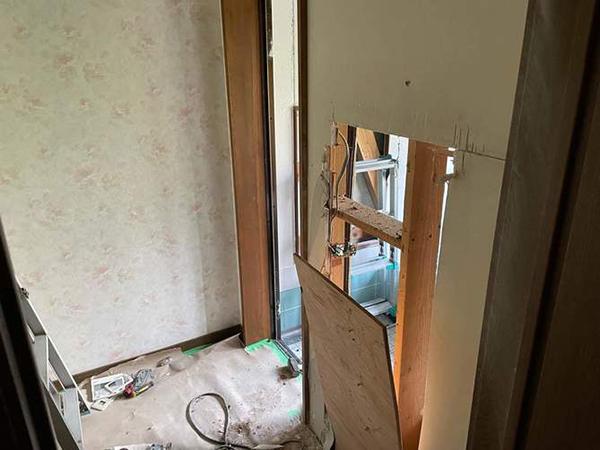 解体作業<br />
既存壁、天井を剥がして<br />
浴槽撤去、床も解体します。