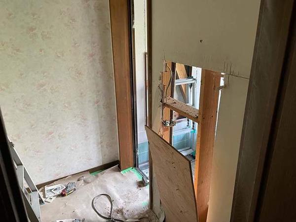解体作業<br />
既存壁、天井を剥がして<br />
浴槽撤去、床も解体します。