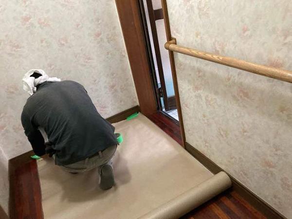 クッションフロア施工中