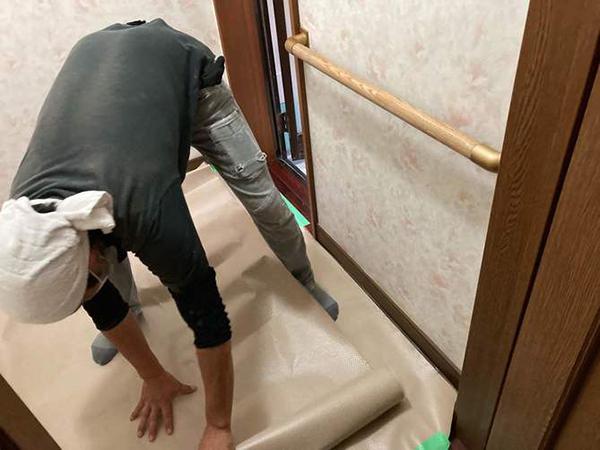 クッションフロア施工中