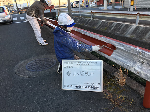 サビ止め塗装　作業中