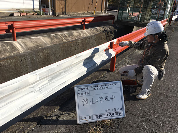 サビ止め塗装　作業中