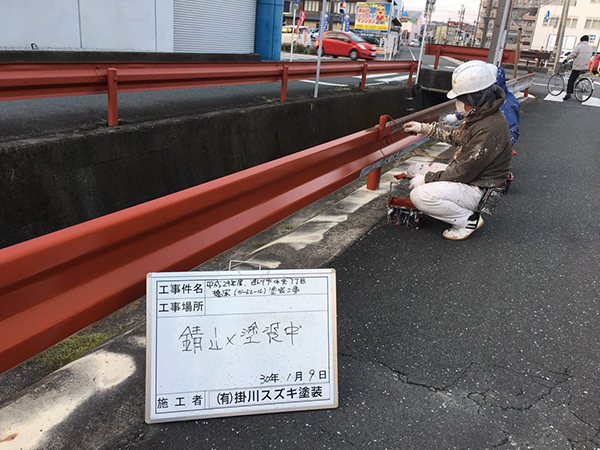 サビ止め塗装　作業中