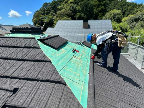 屋根材　施工中