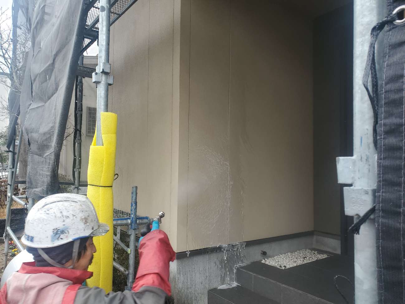 <strong>バイオ洗浄中</strong><br>通常洗浄では取り切れない根っ子の部分まで働きかけます。洗浄不十分の下地は、塗装した塗料を栄養にしてカビやコケが塗装前の数倍の量に繁殖する場合があります。バイオ洗浄は細かい部分に潜んでいるカビやコケ、藻や汚れを徹底的に洗い流します。