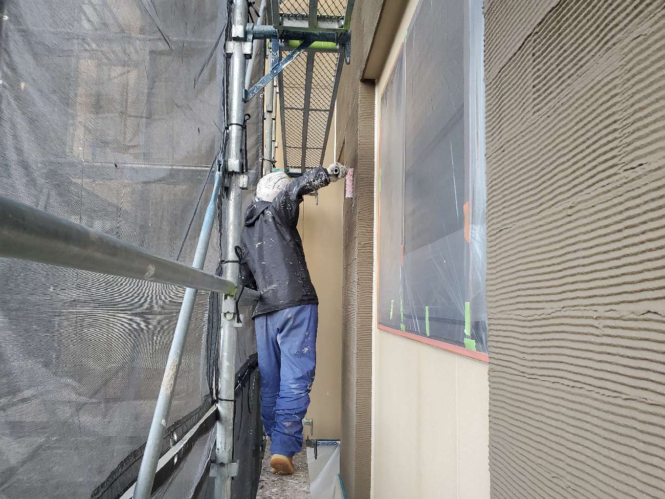 <strong>外壁(下塗り塗装)</strong><br>