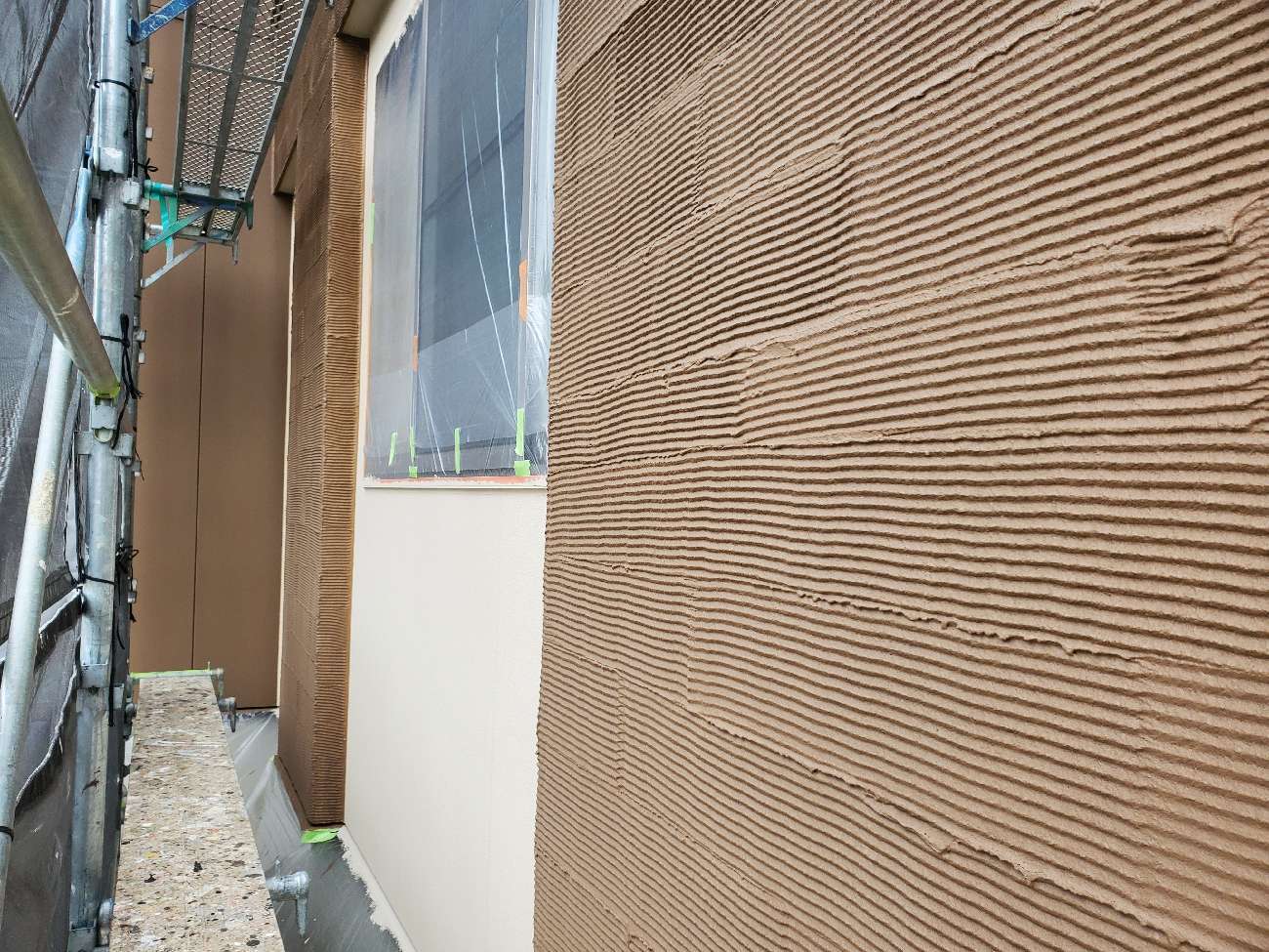 <strong> 外壁(中塗り塗装)完了</strong><br>