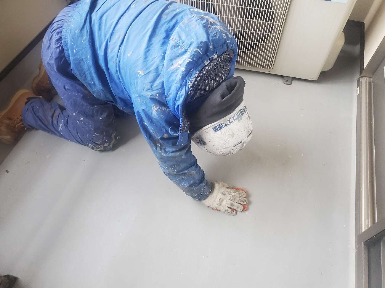 <strong> ベランダ床 下地処理(ケレン作業)</strong><br>汚れや旧塗膜等による凹凸が有る場合、ムラなく均一な仕上がりにするため、下地を滑らかに整えています。