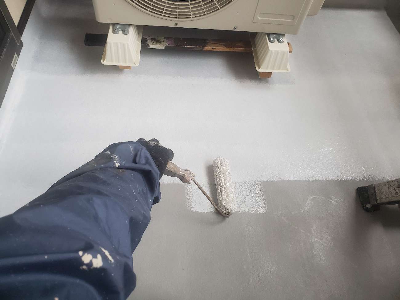 <strong>ベランダ床 下塗り塗装</strong><br>下地調整剤です。FRP防水トップコート塗装前に塗装しています。