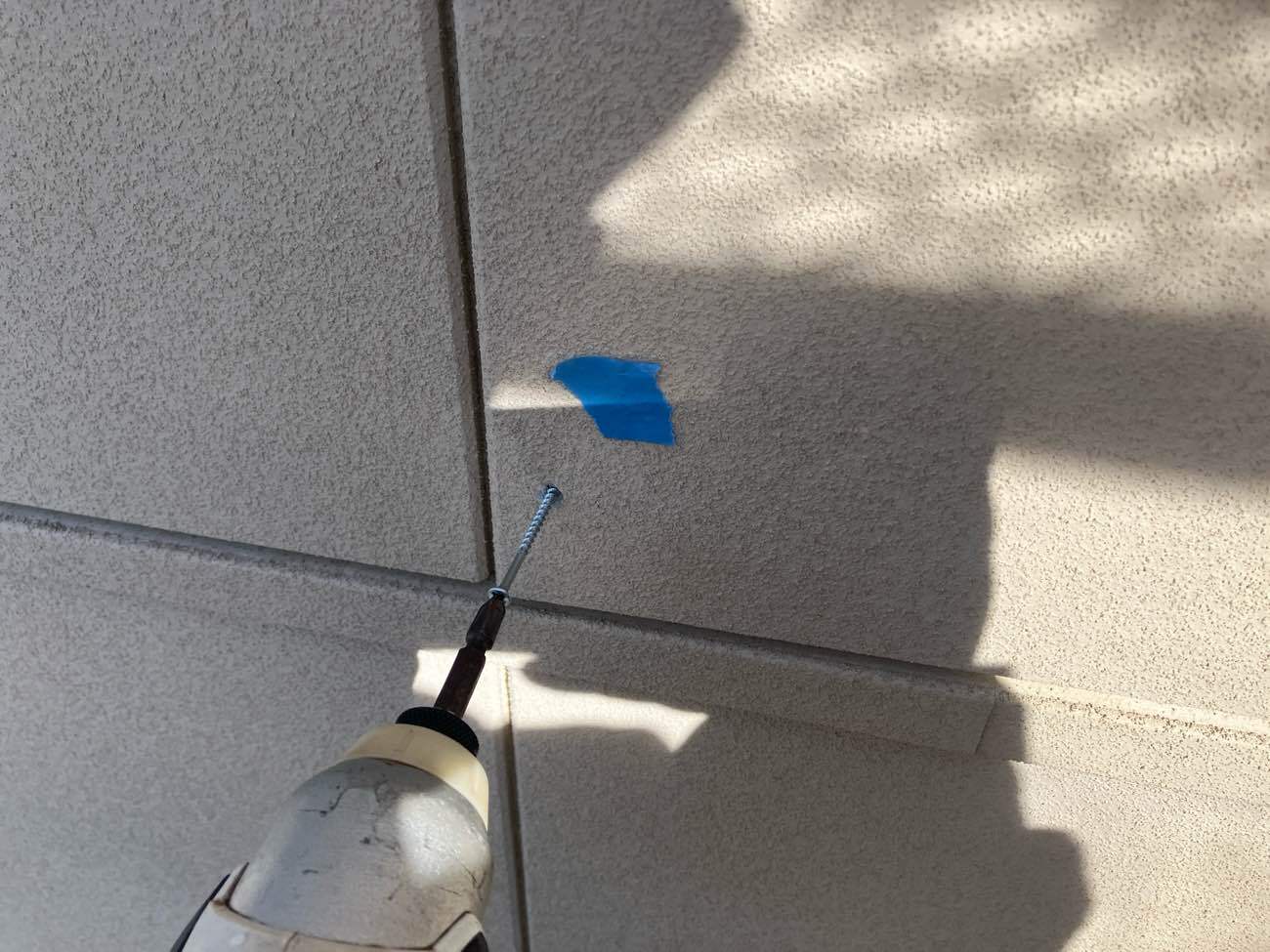 <strong>外壁の浮き ビス補修</strong><br>サイディング壁の浮きを、そのままにしてしまうと壁の反りが進み、水を含んでしまう原因になりますので、専用ビスにて戻します。