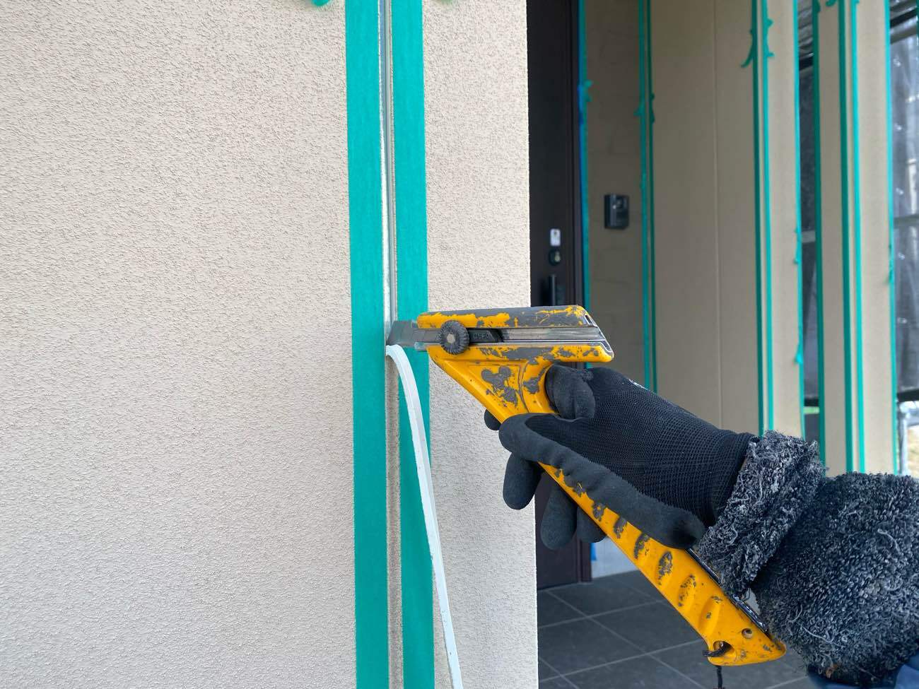 <strong>シーリング補修(撤去中)</strong><br>高圧洗浄後しっかりと素材を乾燥させてから、サイディング目地部分は打替え、サッシ廻りは増し打ち工法にて、シーリングを打設していきます。