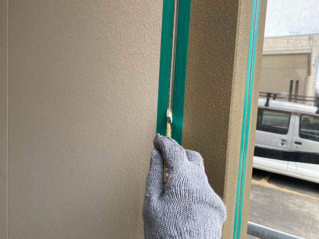 <strong>シーリング補修(プライマー塗布)</strong><br>これからシーリング剤を打ち込んで防水する場所に塗布しています。主に接着性役割を果たします。