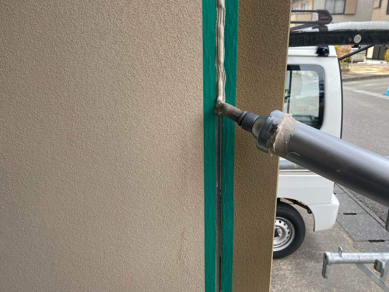 <strong>シーリング補修(打設)</strong><br>目地形状を考慮しながら気泡がないよう新規のシーリング材を充填します。サッシ周りは既存シーリングの上から新規のシーリング材を充填します。(増し打ち)