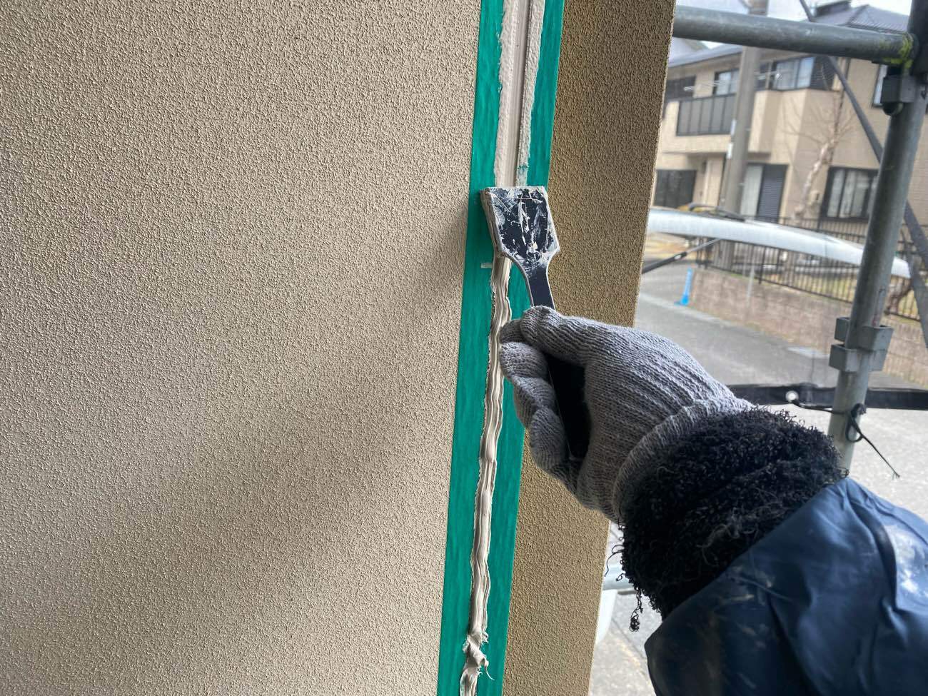 <strong>シーリング補修(均し)</strong><br>充填したシーリング材を隙間なく均一に密着させ表面を平滑に仕上げています。