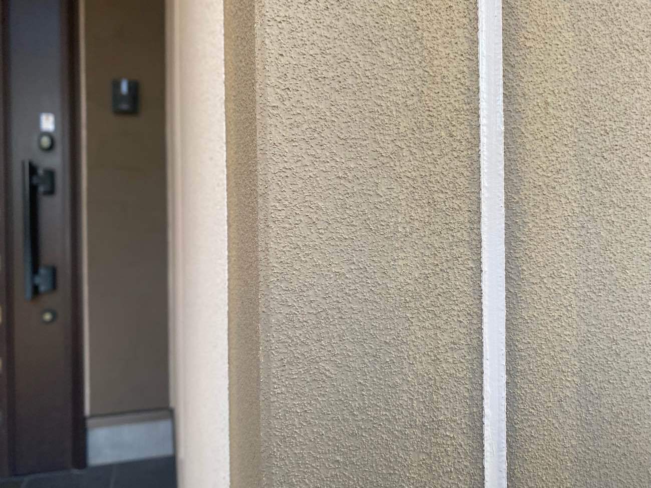 <strong>シーリング補修完了</strong><br>均した後、外壁を汚さない為に貼っていたマスキングテープを剥がして完成です。