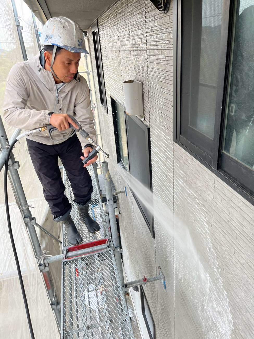 <strong>バイオ洗浄中(外壁)</strong><br>長年積もった汚れ、藻やコケ、チョーキングも完全に除去します。 防水シートとの密着性を高めるための工程です。