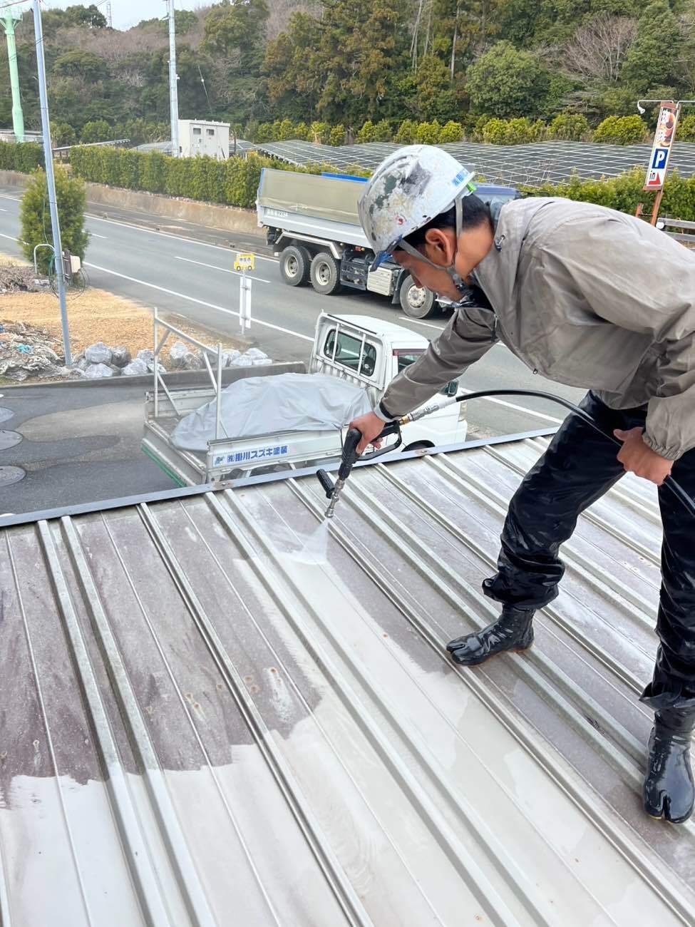 <strong>高圧洗浄(駐輪場屋根)</strong><br>