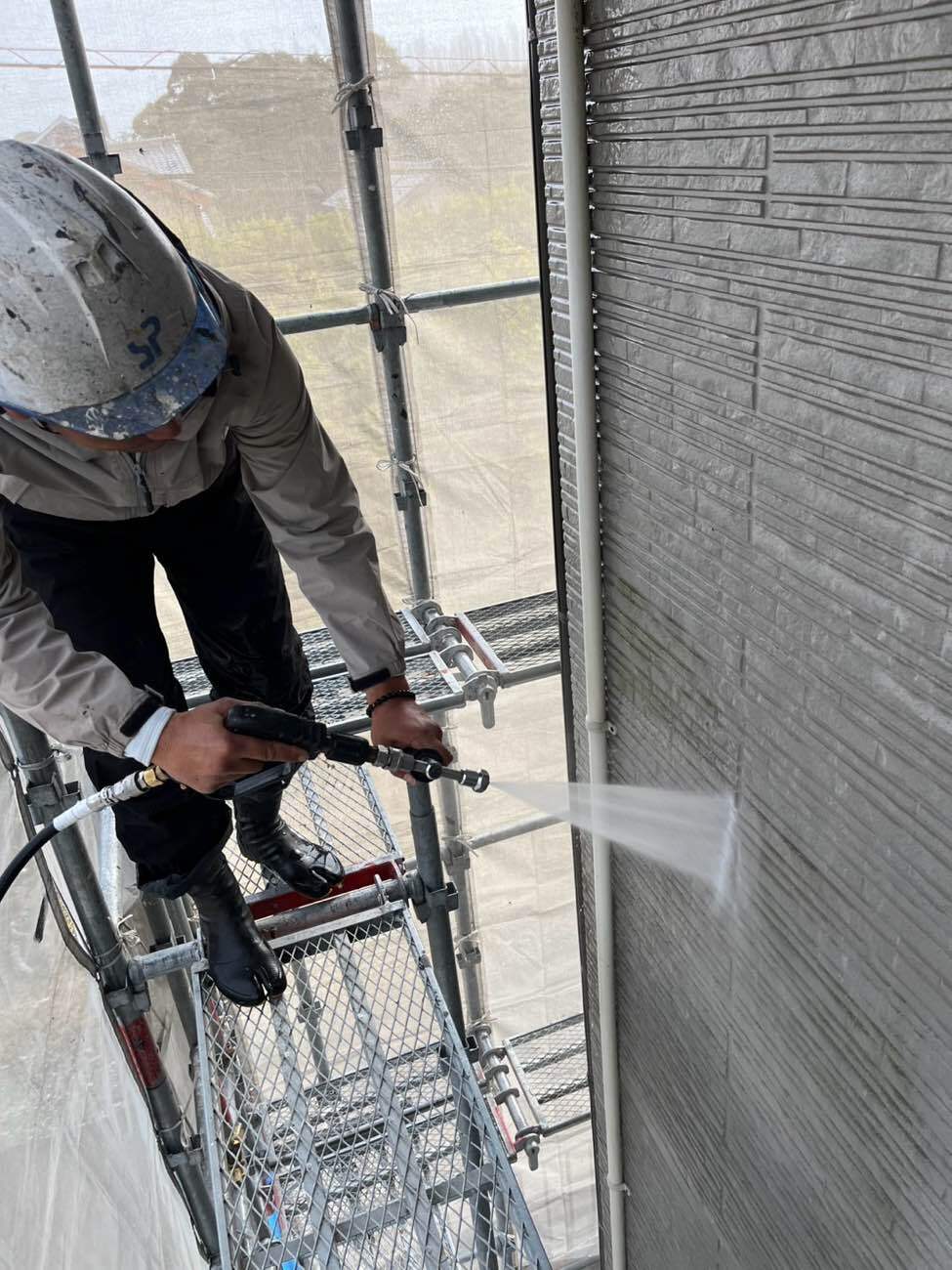 <strong>高圧洗浄(外壁)</strong><br>バイオ洗浄剤を噴霧し、カビやコケなどの汚れを浮かしてから高圧洗浄で汚れを根こそぎ洗い流します。