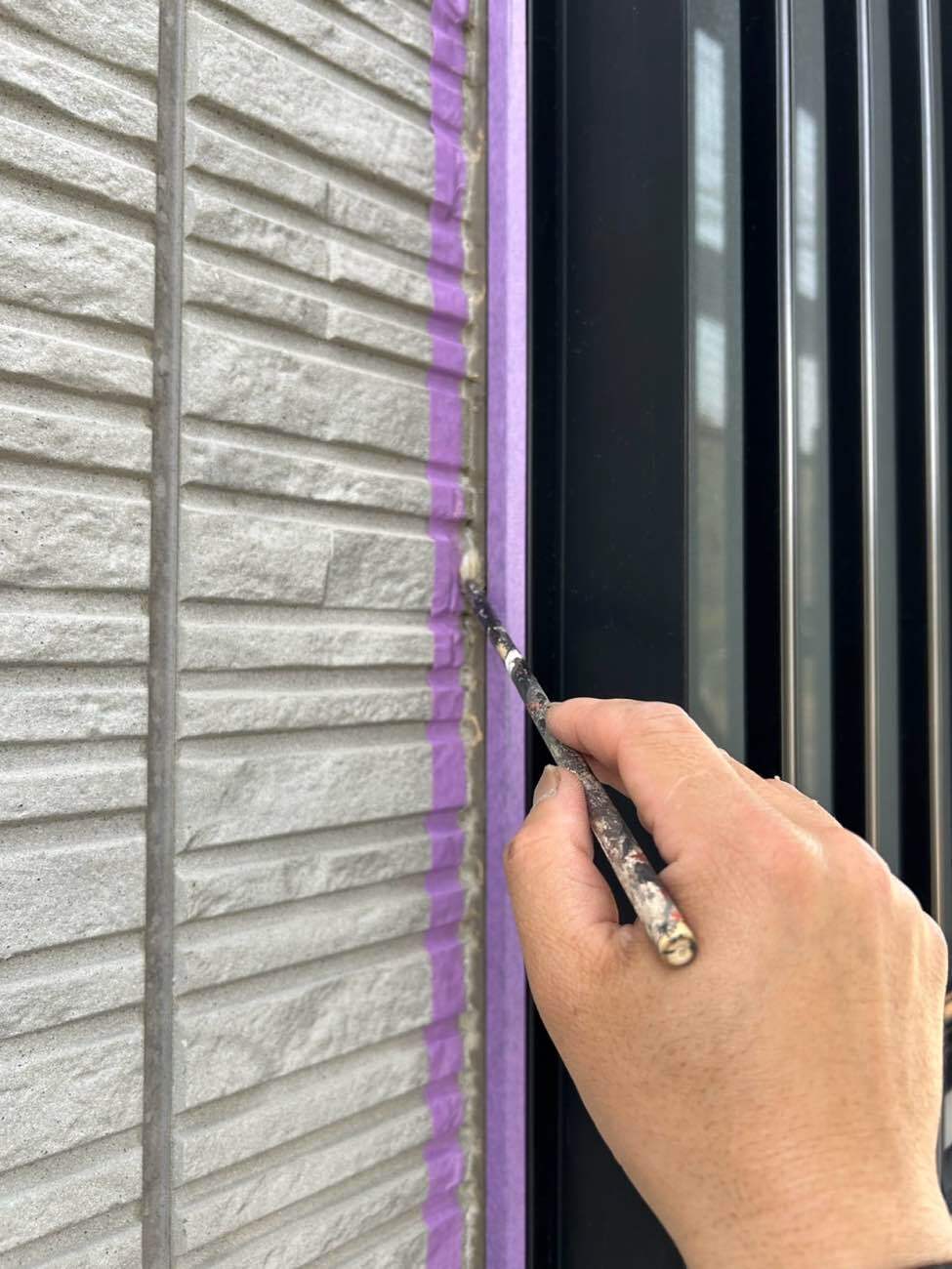 <strong>シーリング補修(プライマー塗布)</strong><br>これからシーリング剤を打ち込んで防水する場所に塗布しています。主に接着性役割を果たします。