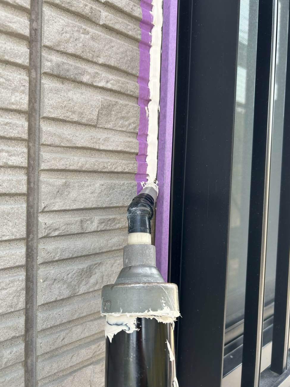 <strong>シーリング補修(打設)</strong><br>気泡ができないよう気を付けながら新規のシーリング材を充填します。