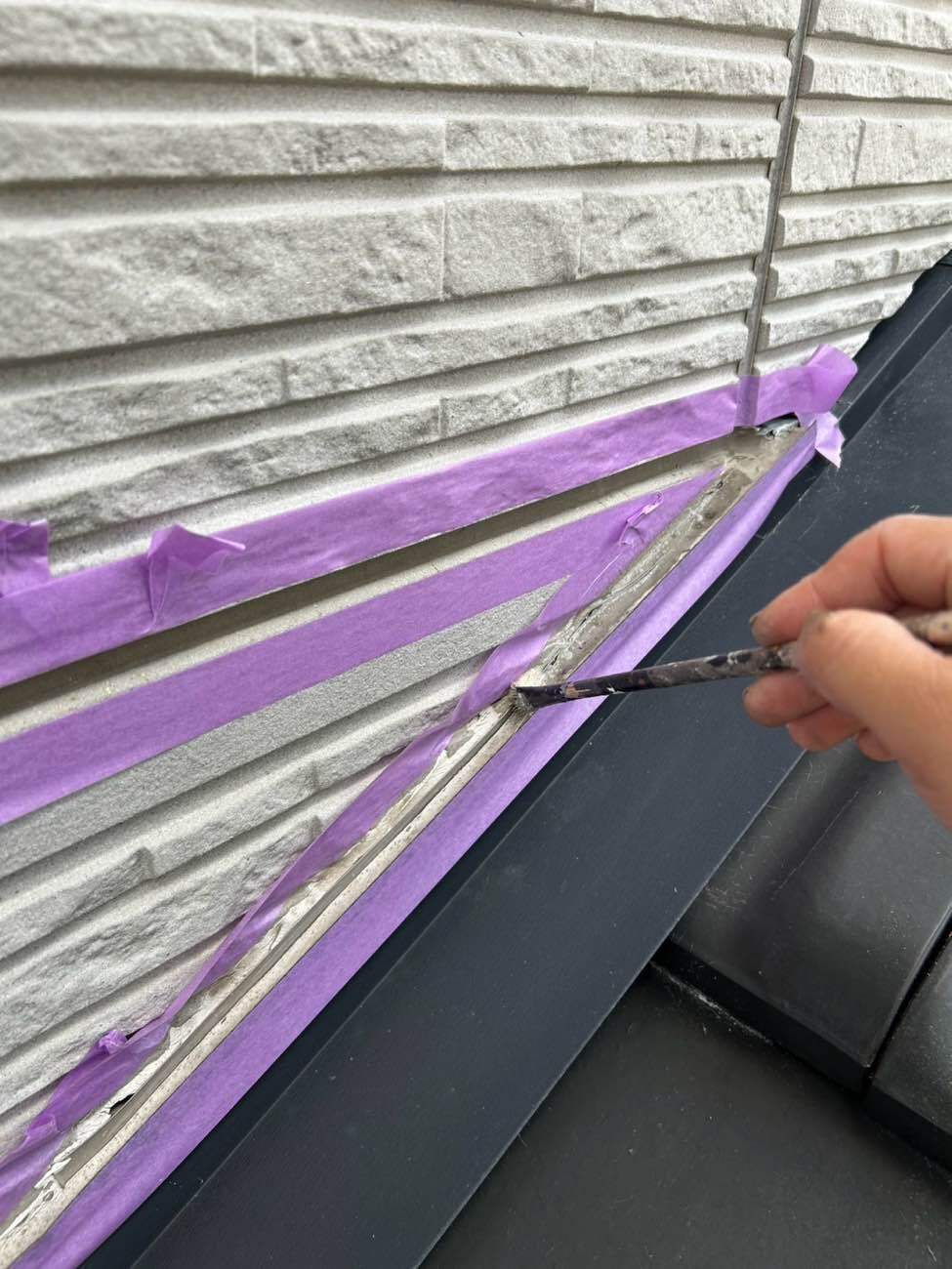 <strong>シーリング補修(プライマー塗布)</strong><br>