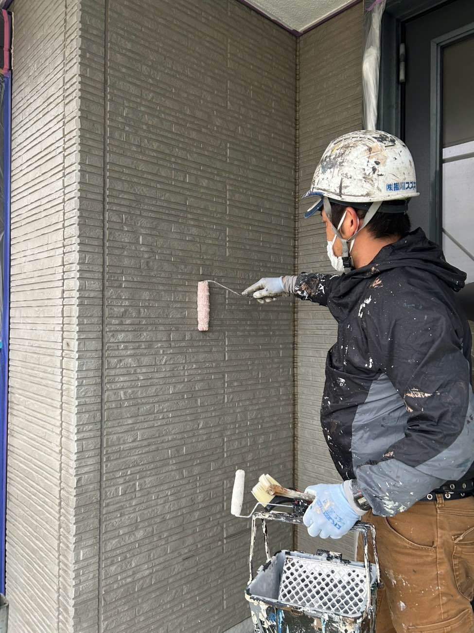 <strong>外壁(下塗り塗装)水性カチオンシーラー</strong><br>こちらにはカチオン系の下塗り材を塗装しました。 水性タイプの塗料でにおいも少なく、既存の塗膜や上塗り塗料との密着性に優れています。