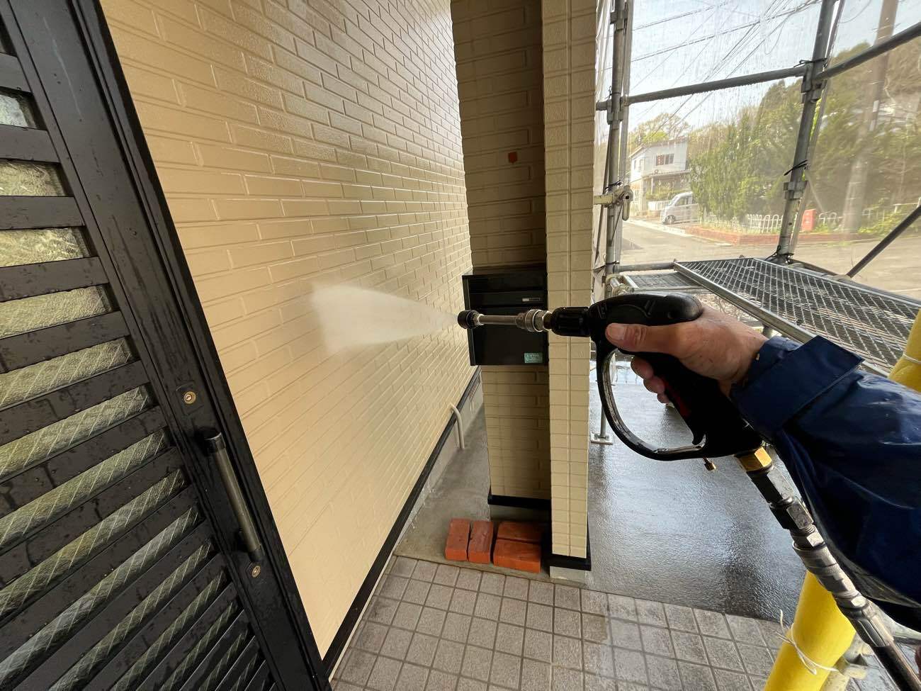 <strong>高圧洗浄</strong><br>長年積もった汚れ、藻やコケ、チョーキングも完全に除去する事が目的です。 汚れの積もった下地には、塗料は密着せず、剥離などの不具合発生の原因になりますので、とても重要な工程です。